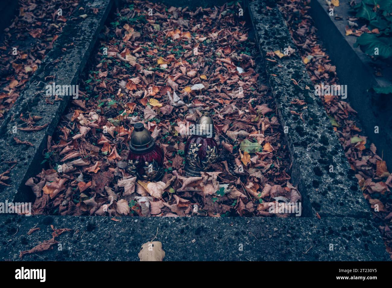 Celebrazione del giorno di tutte le anime nel cimitero, decorazione tradizionale su lapide Foto Stock