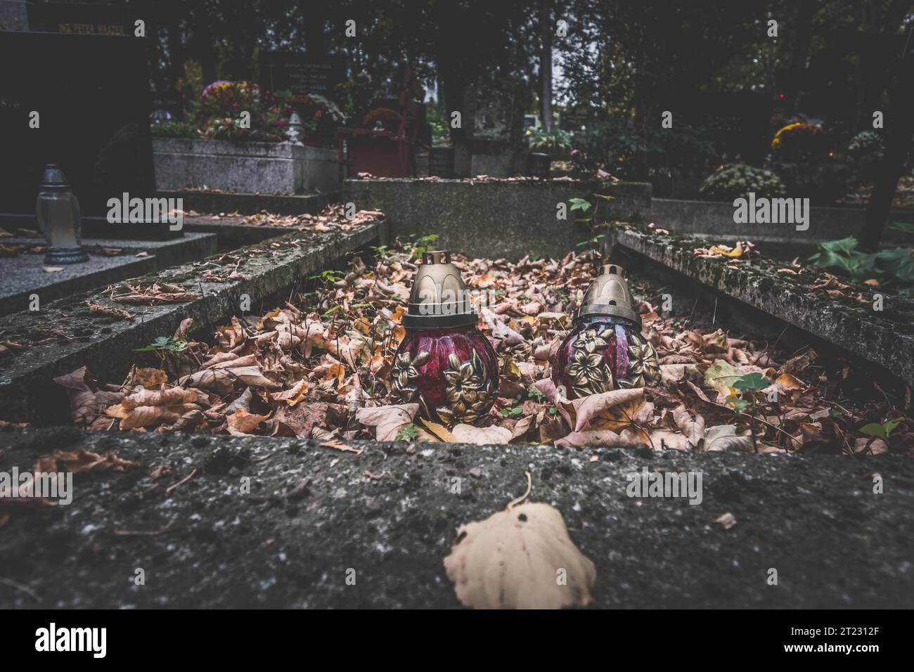 Celebrazione del giorno di tutte le anime nel cimitero, decorazione tradizionale su lapide Foto Stock