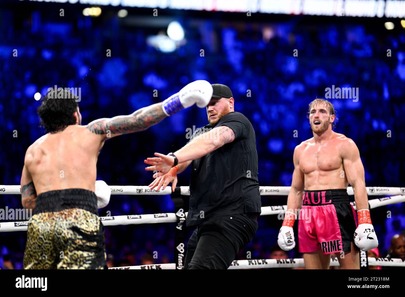 Manchester, Regno Unito. Dillon Danis tenta di abbattere Logan Paul durante l'evento di pugilato prime Card alla Manchester Arena. Paul ha vinto per squalifica. Credito: Benjamin Wareing/ Alamy Live News Foto Stock