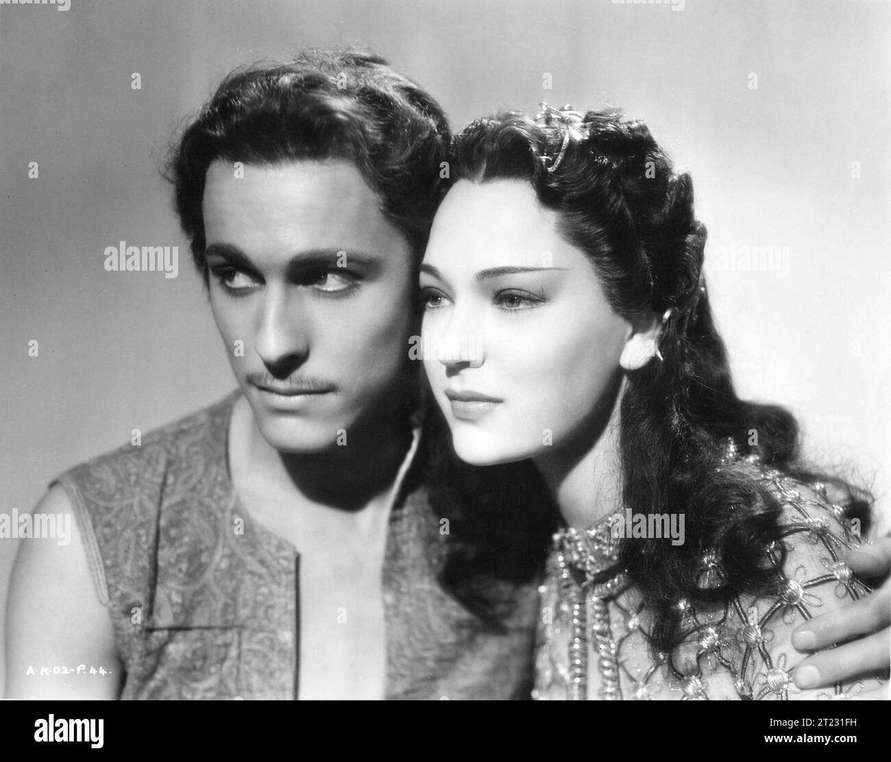 JOHN JUSTIN e JUNE DUPREZ Ritratto dal LADRO DI BAGDAD 1940 diretto da LUDWIG BERGER e MICHAEL POWELL sceneggiatura MILES MALLESON Costume Design JOHN ARMSTRONG, OLIVER MESSEL e MARCEL VERTES Music MIKLOS ROZSA Alexander Korda Productions/London Film Productions/United Artists Foto Stock