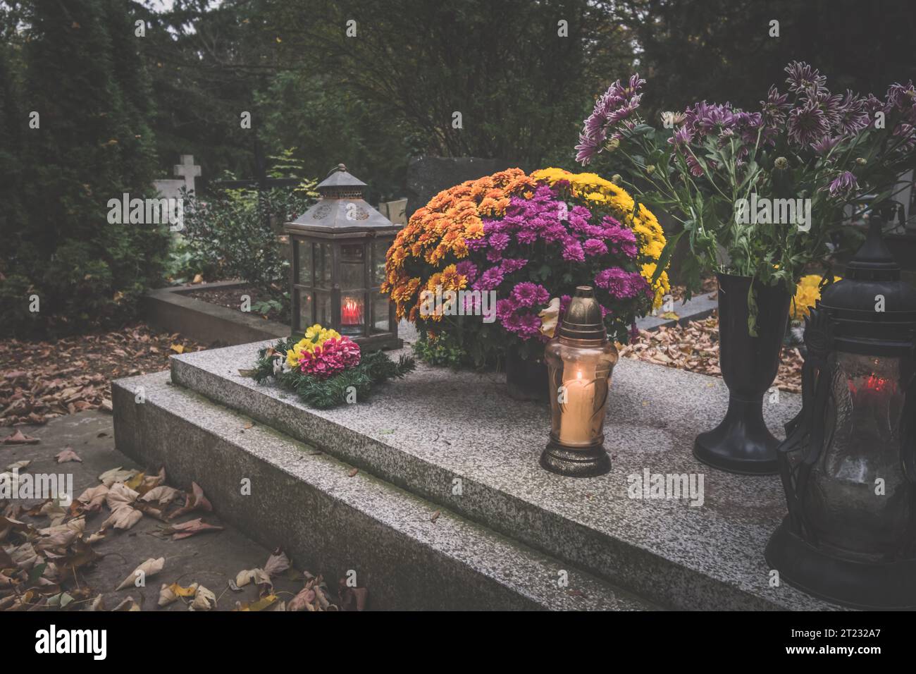 Celebrazione del giorno di tutte le anime nel cimitero, decorazione tradizionale su lapide Foto Stock