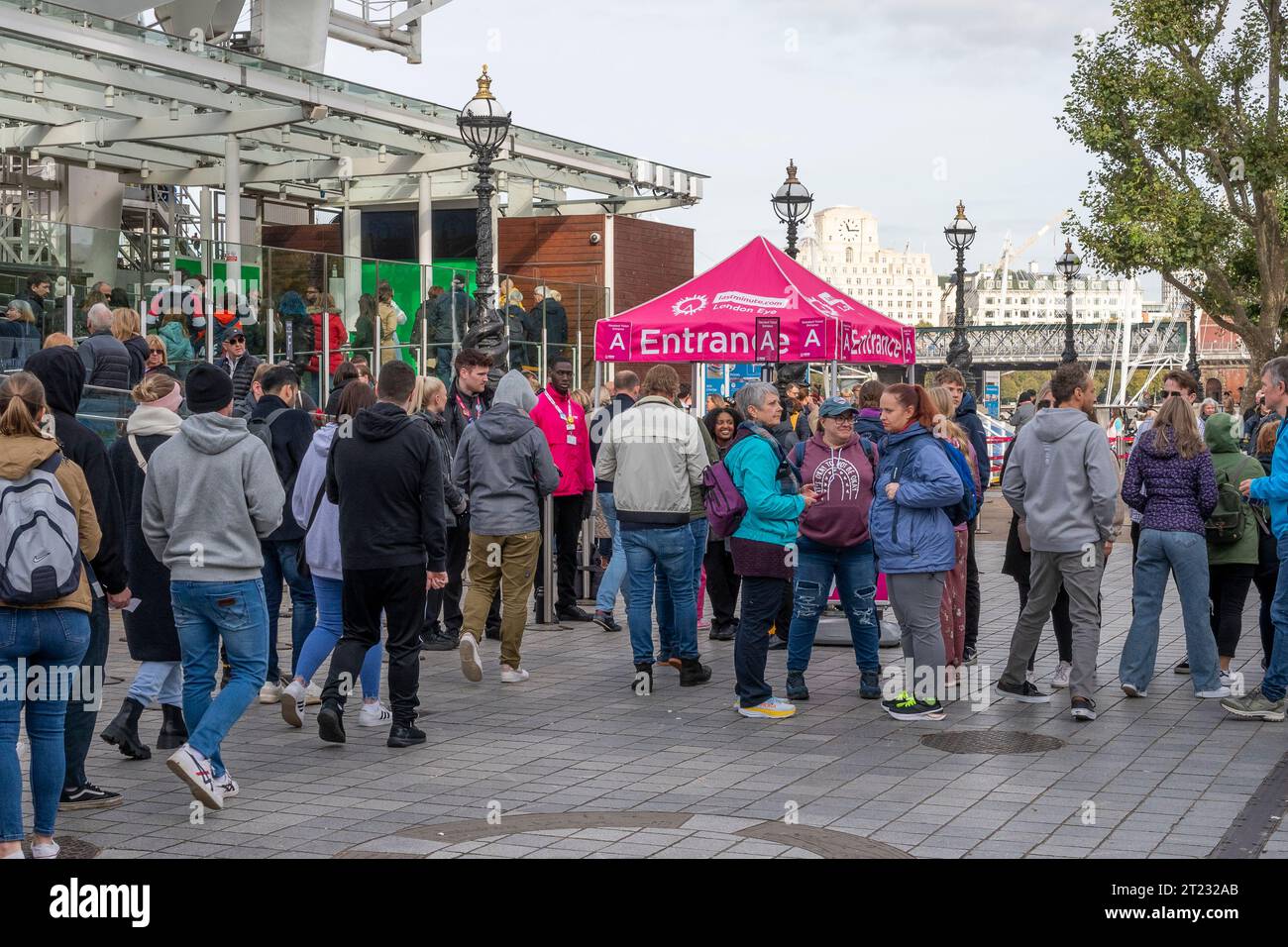 Persone in coda per il London Eye o la Millennium Wheel Foto Stock