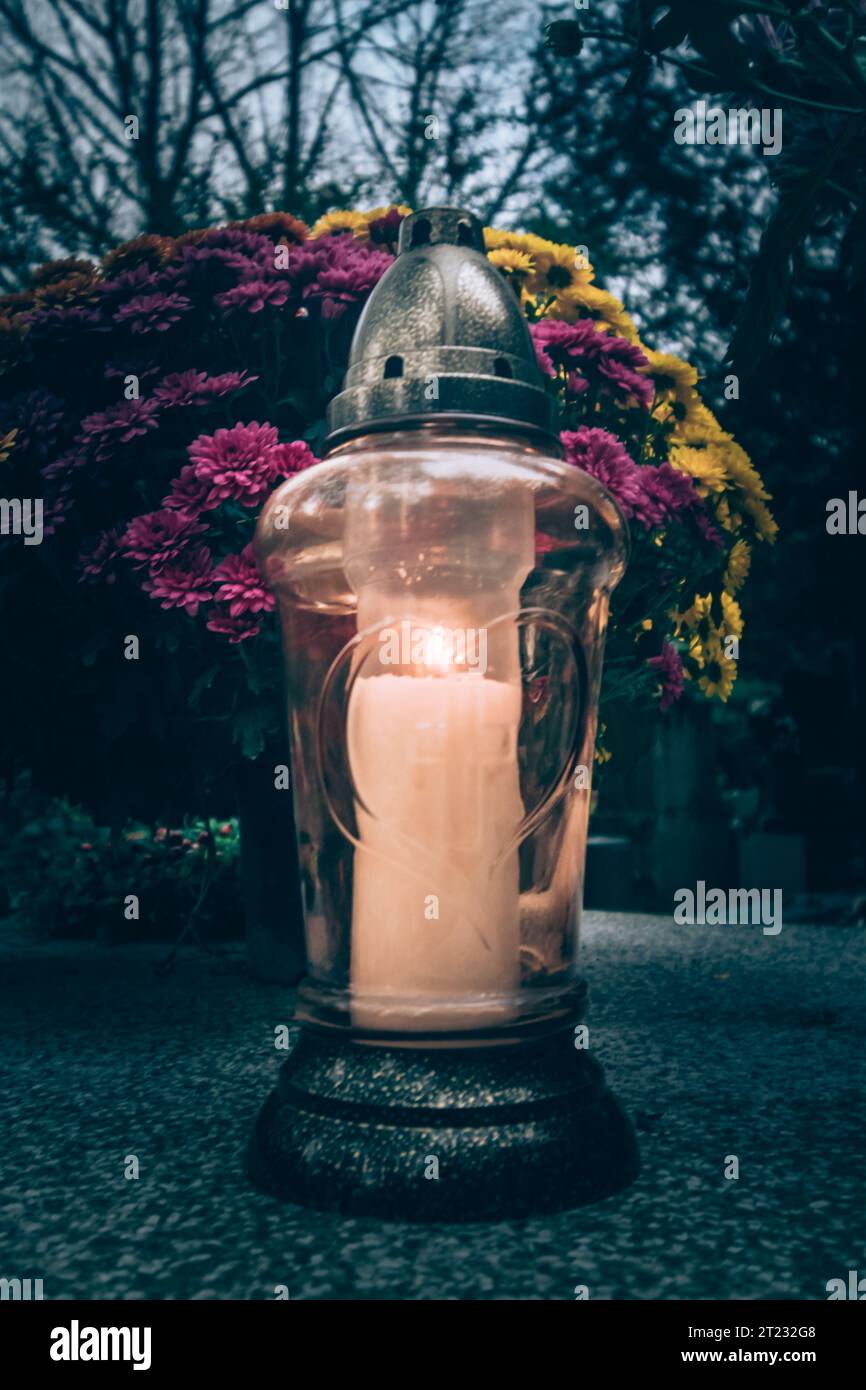 Celebrazione del giorno di tutte le anime nel cimitero, decorazione tradizionale su lapide Foto Stock