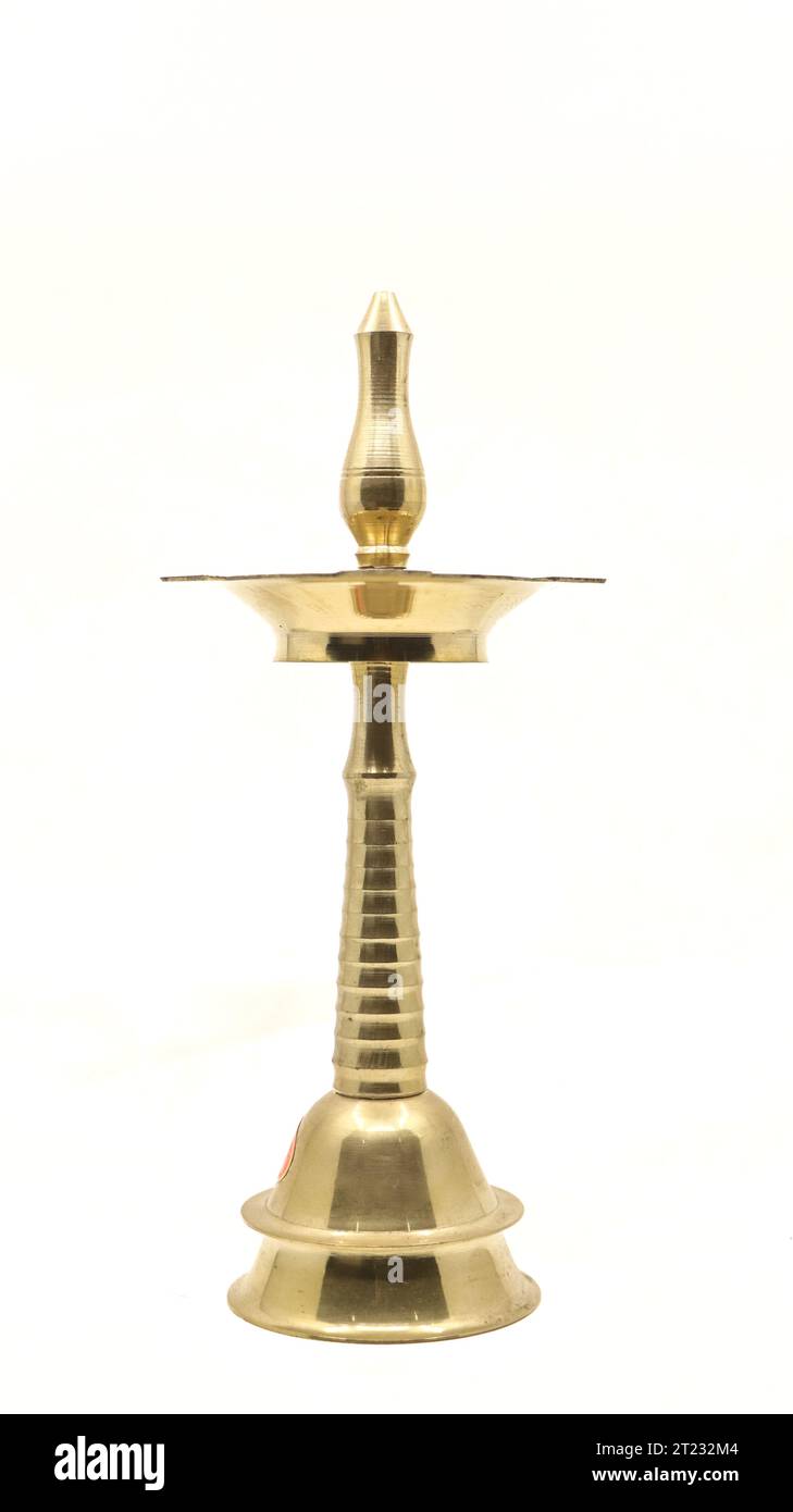 vecchia lampada a stoppino d'olio d'epoca o vilakku in ottone dorato utilizzato nei templi e nei luoghi di culto tradizionalmente isolati su uno sfondo bianco Foto Stock
