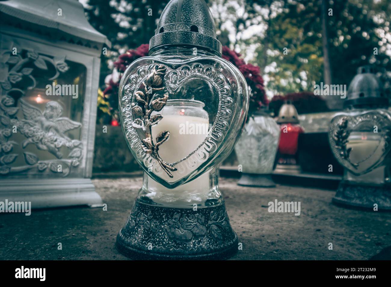 Celebrazione del giorno di tutte le anime nel cimitero, decorazione tradizionale su lapide Foto Stock