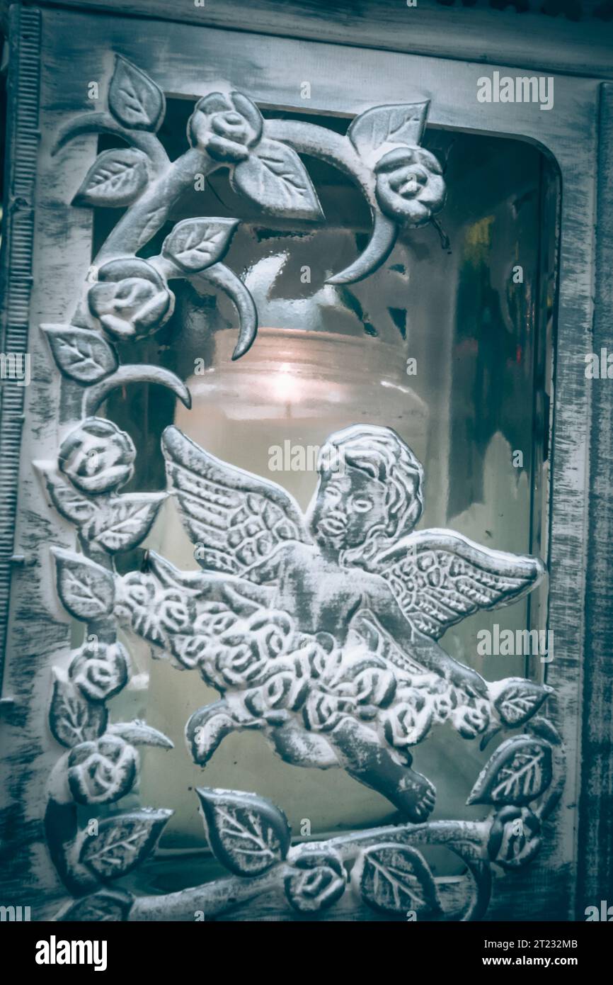 Celebrazione del giorno di tutte le anime nel cimitero, decorazione tradizionale su lapide Foto Stock