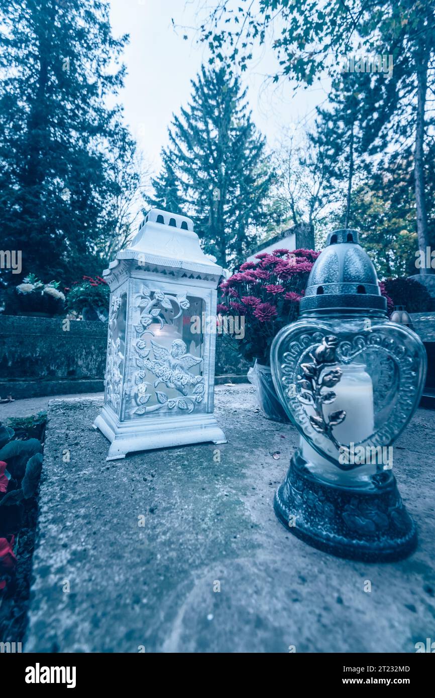 Celebrazione del giorno di tutte le anime nel cimitero, decorazione tradizionale su lapide Foto Stock