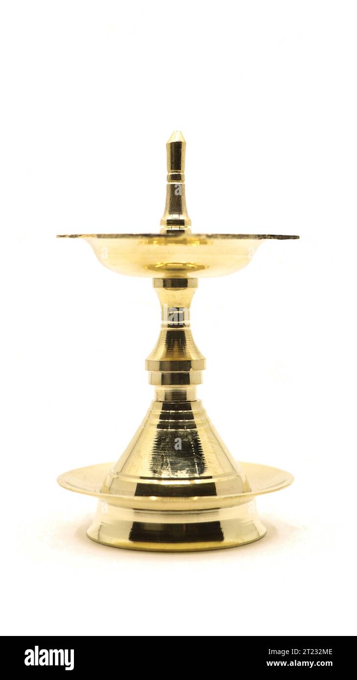 una lampada a olio d'ottone d'epoca dal design tradizionale unico, usata per la celebrazione del tempio e i rituali dei festival, chiamata anche diya, vilakku o samai Foto Stock