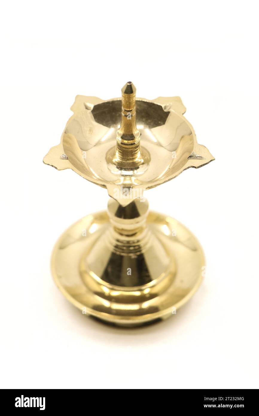 una lampada a olio d'ottone d'epoca dal design tradizionale unico, usata per la celebrazione del tempio e i rituali dei festival, chiamata anche diya, vilakku o samai Foto Stock