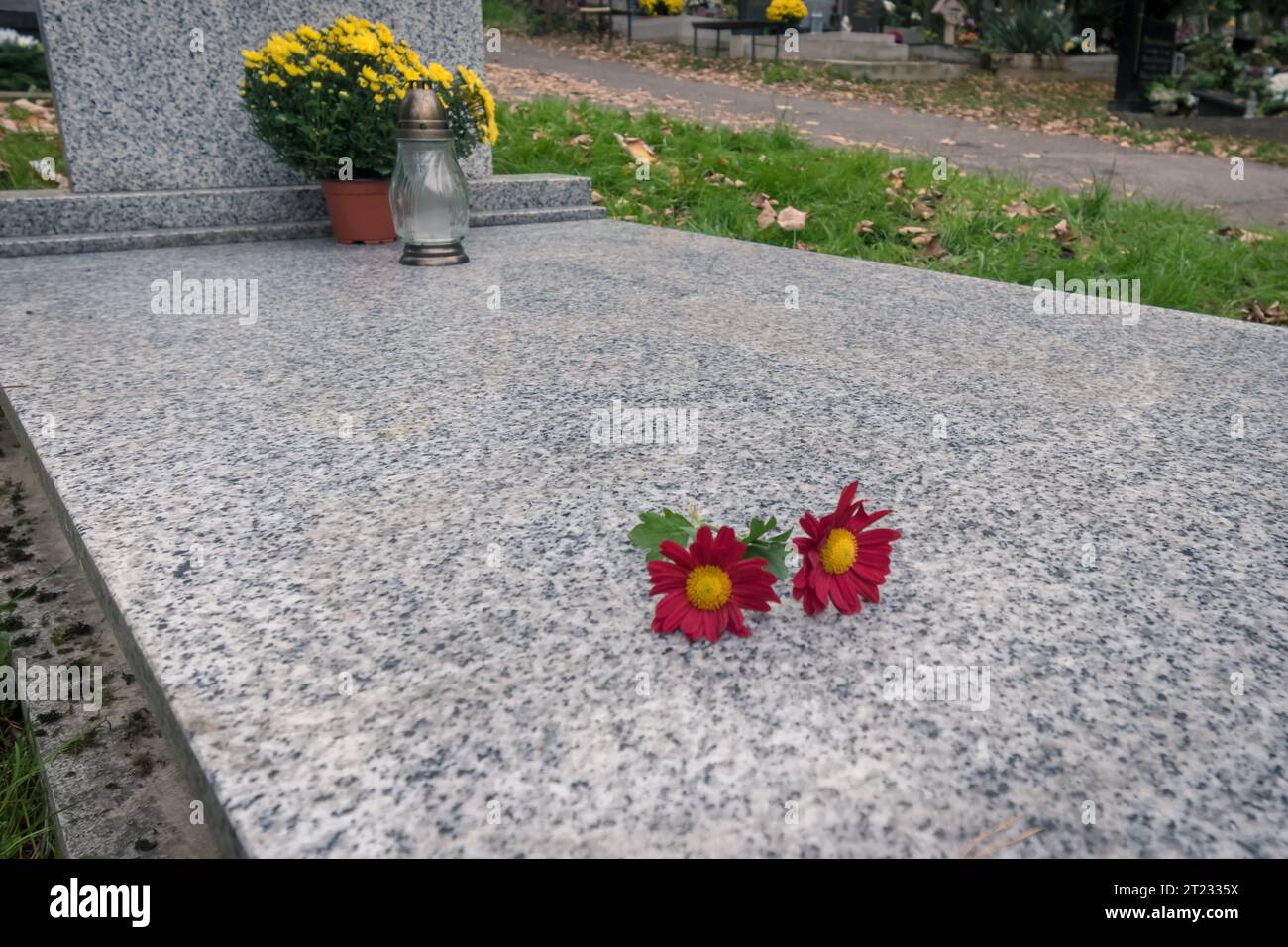 Celebrazione del giorno di tutte le anime nel cimitero, decorazione cristiana tradizionale su lapide Foto Stock