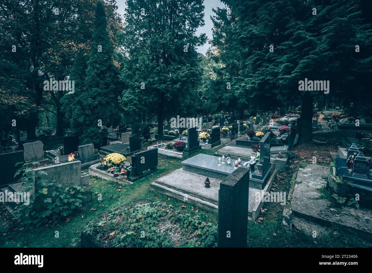 Celebrazione del giorno di tutte le anime nel cimitero, decorazione tradizionale cristiana su lapide, candele, lanterne, fiori Foto Stock