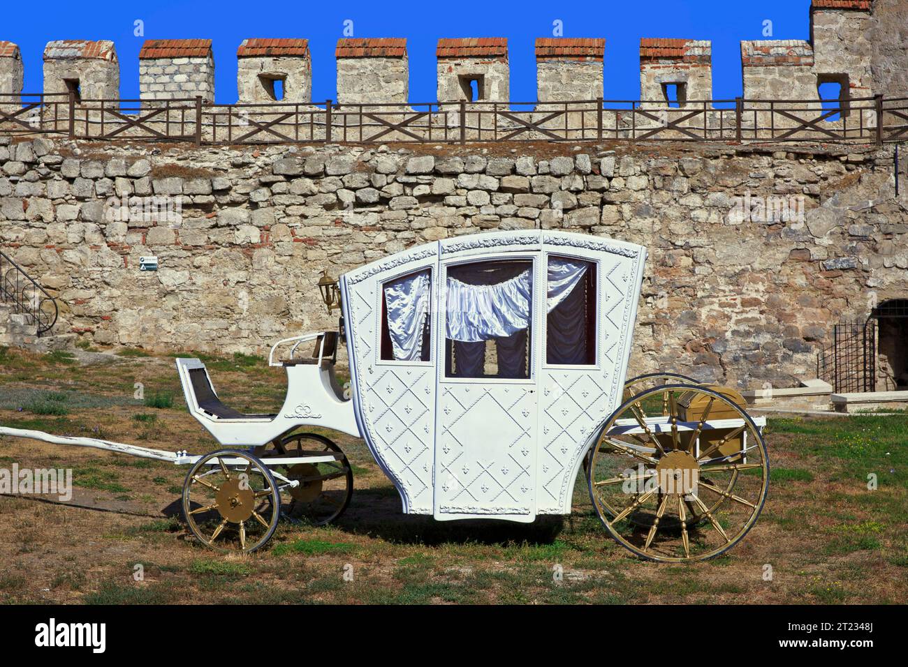 Una carrozza bianca da favola nella Fortezza Tighina del XV secolo a Bender (Transnistria), Moldavia Foto Stock