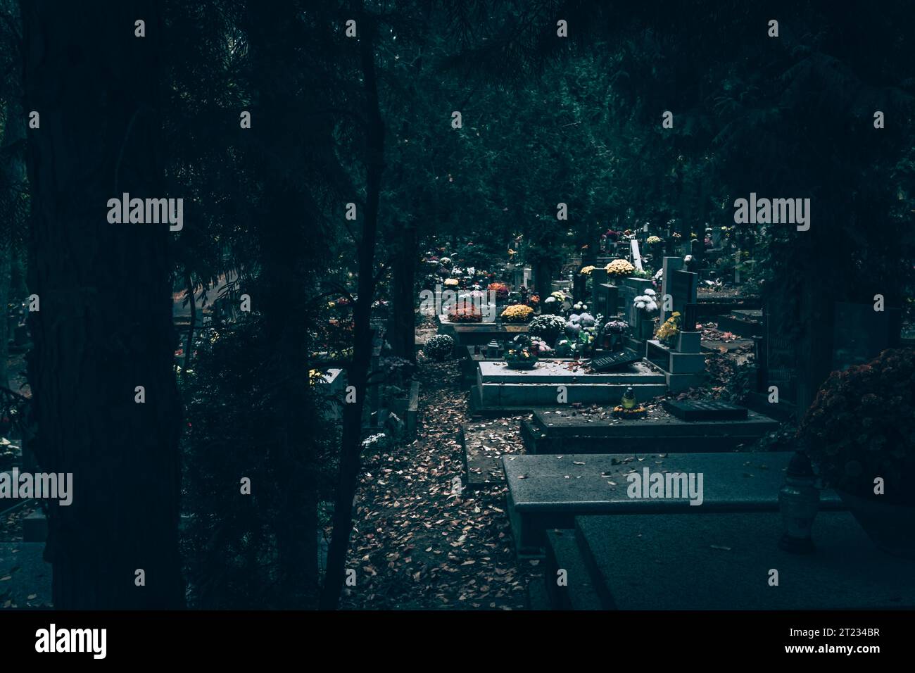 Celebrazione del giorno di tutte le anime nel cimitero, decorazione tradizionale cristiana su lapide, candele, lanterne, fiori Foto Stock
