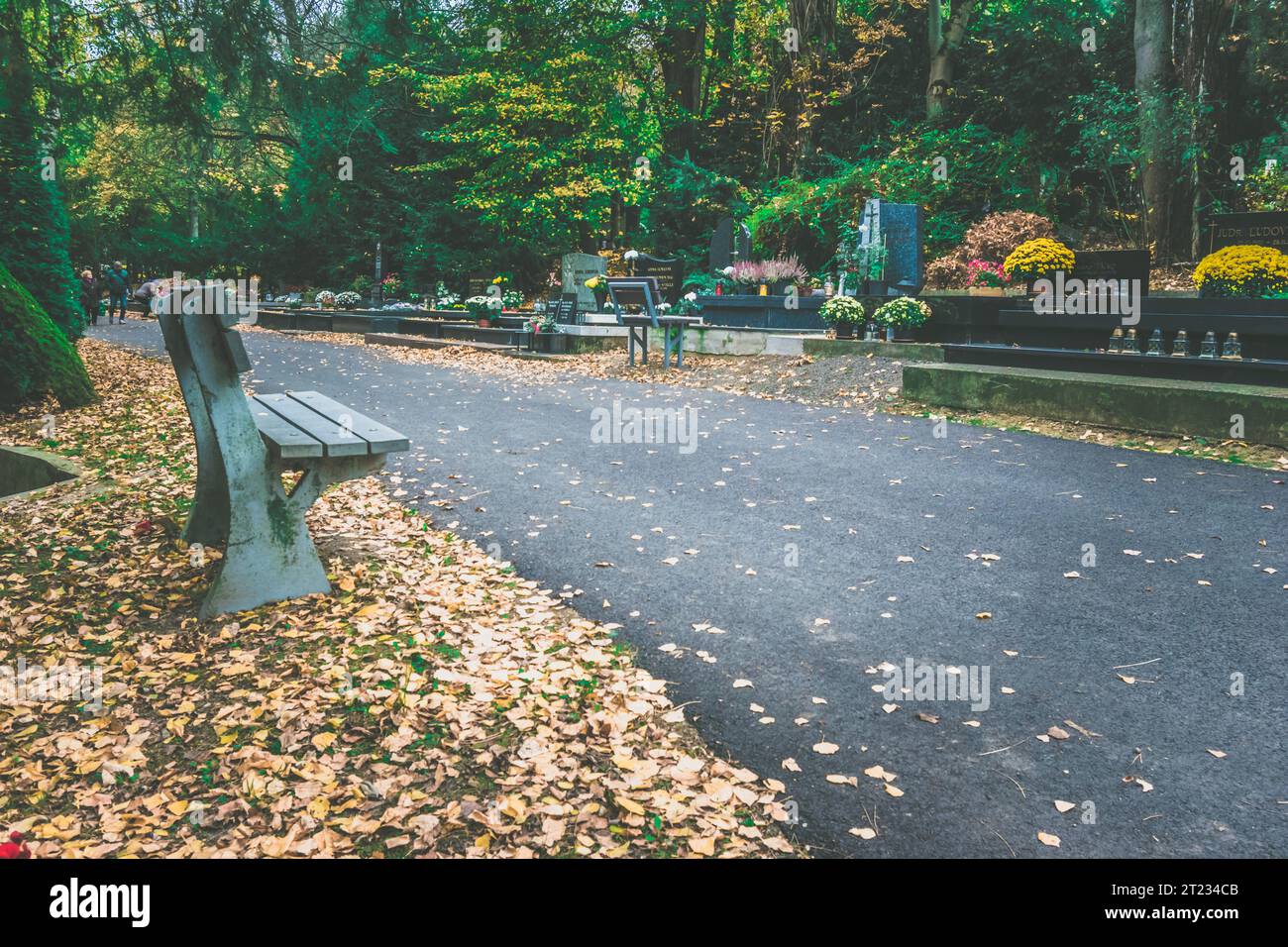 Celebrazione del giorno di tutte le anime nel cimitero, decorazione tradizionale cristiana su lapide, candele, lanterne, fiori Foto Stock