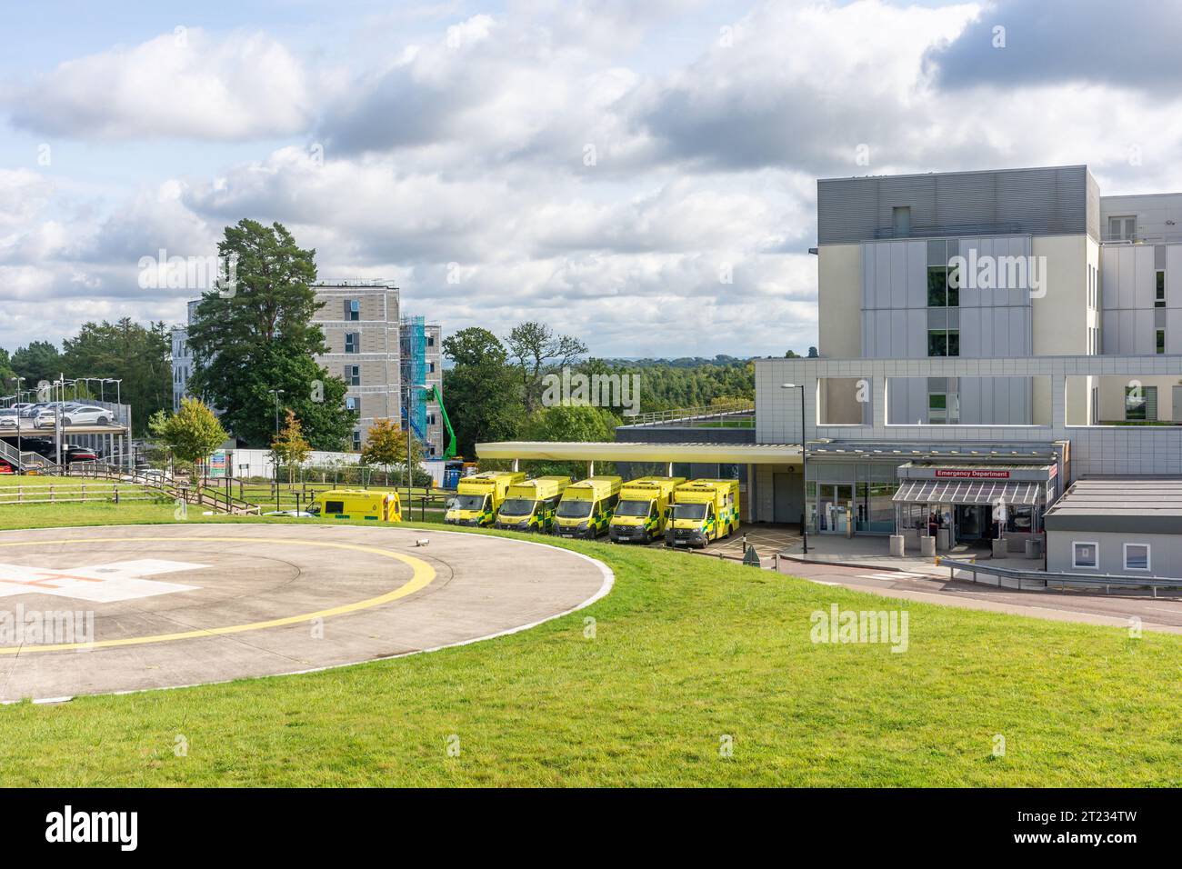 Elicottero e ambulanze presso il reparto di emergenza e incidente, Tunbridge Wells Hospital, Tonbridge Road, Pembury, Kent, Inghilterra, Regno Unito Foto Stock