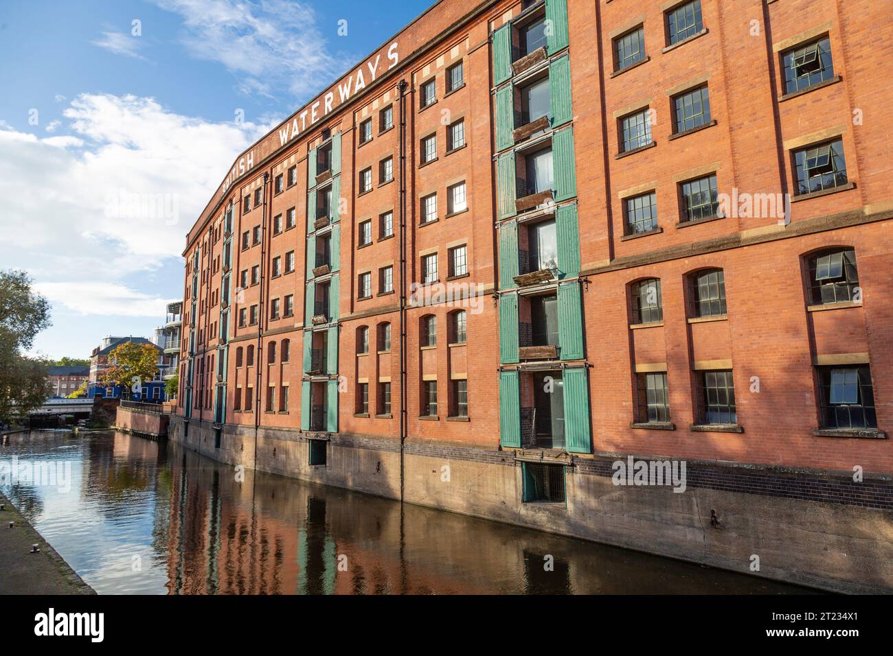 Edifici a lato del canale, Nottingham e Beeston Canal, centro città di Nottingham Foto Stock