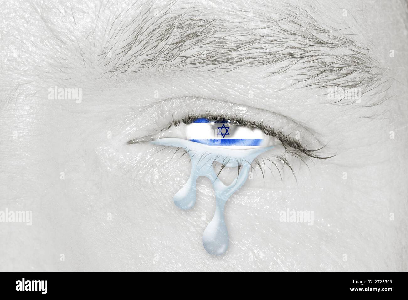 Occhio piangente con la bandiera di Israele in Iris su faccia bianca e nera. Concetto di tristezza per Israele dolore per gli attacchi terroristici. Foto Stock