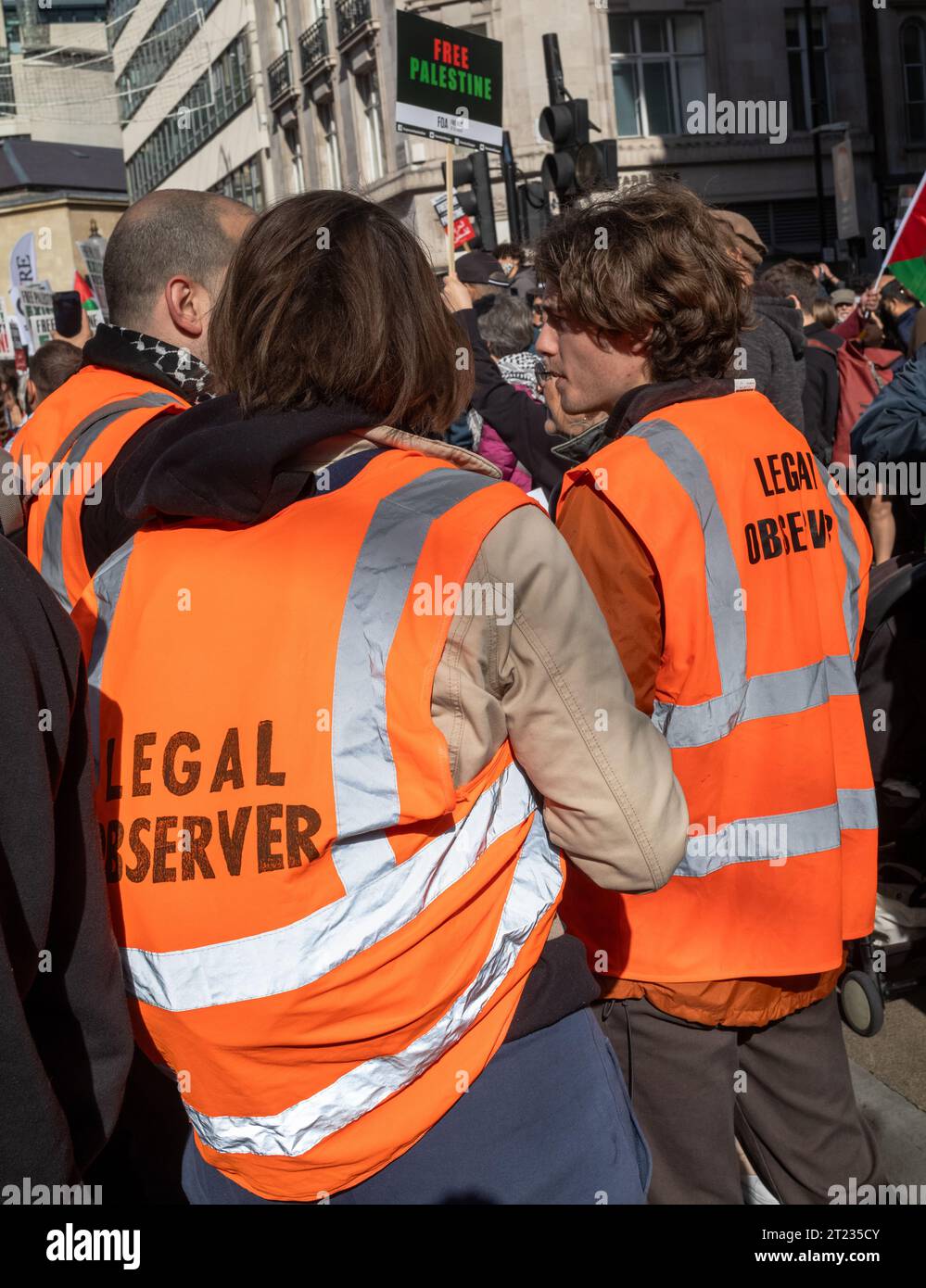 Tre osservatori legali che lavorano come volontari in una manifestazione pro-palestinese a Londra, Regno Unito, 14 ottobre 2023. Foto Stock