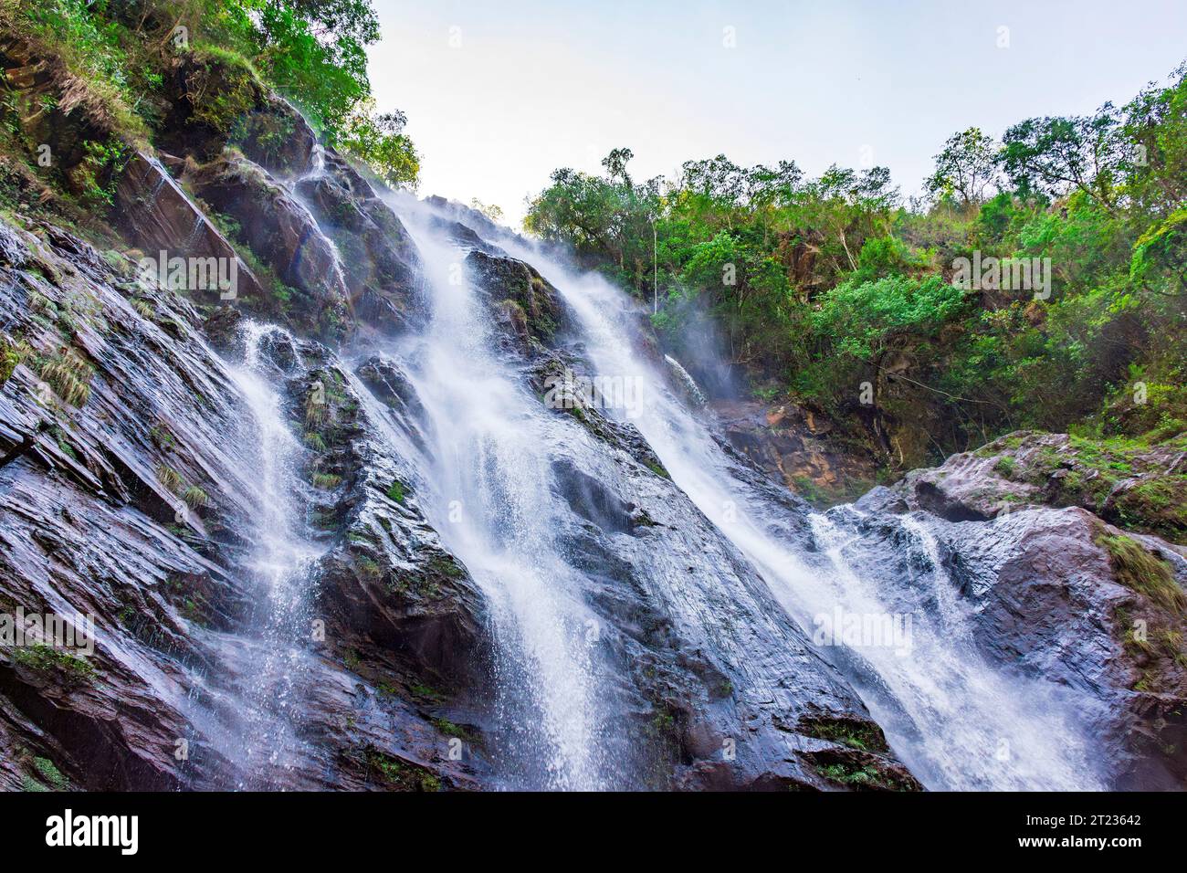 Cascata di acqua limpida che scorre tra le rocce e la foresta a Minas Gerais, Brasile Foto Stock