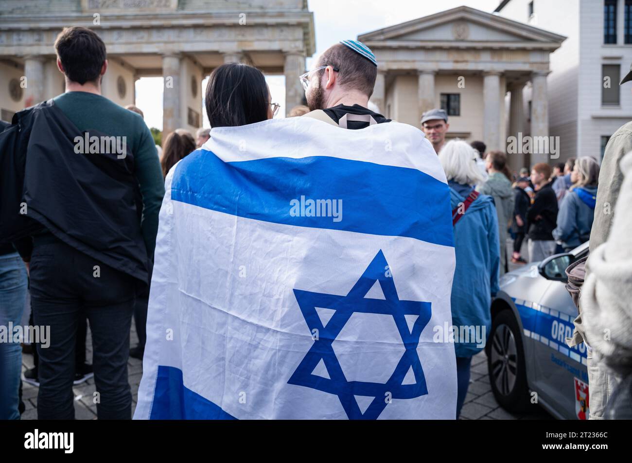 08.10.2023, Berlino, Germania, Europa - oltre 2.000 persone hanno risposto alla chiamata della società tedesco-israeliana di Berlino e Brandeburgo a protestare pro-israeliana. Foto Stock