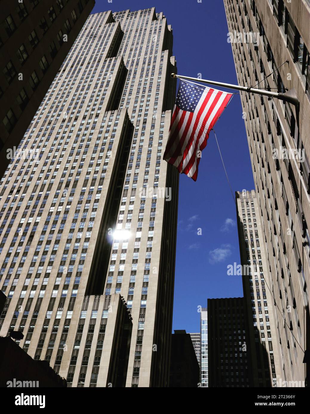 Bandiera americana intorno a Rockefeller Plaza, a Manhattan, New York, Stati Uniti Foto Stock