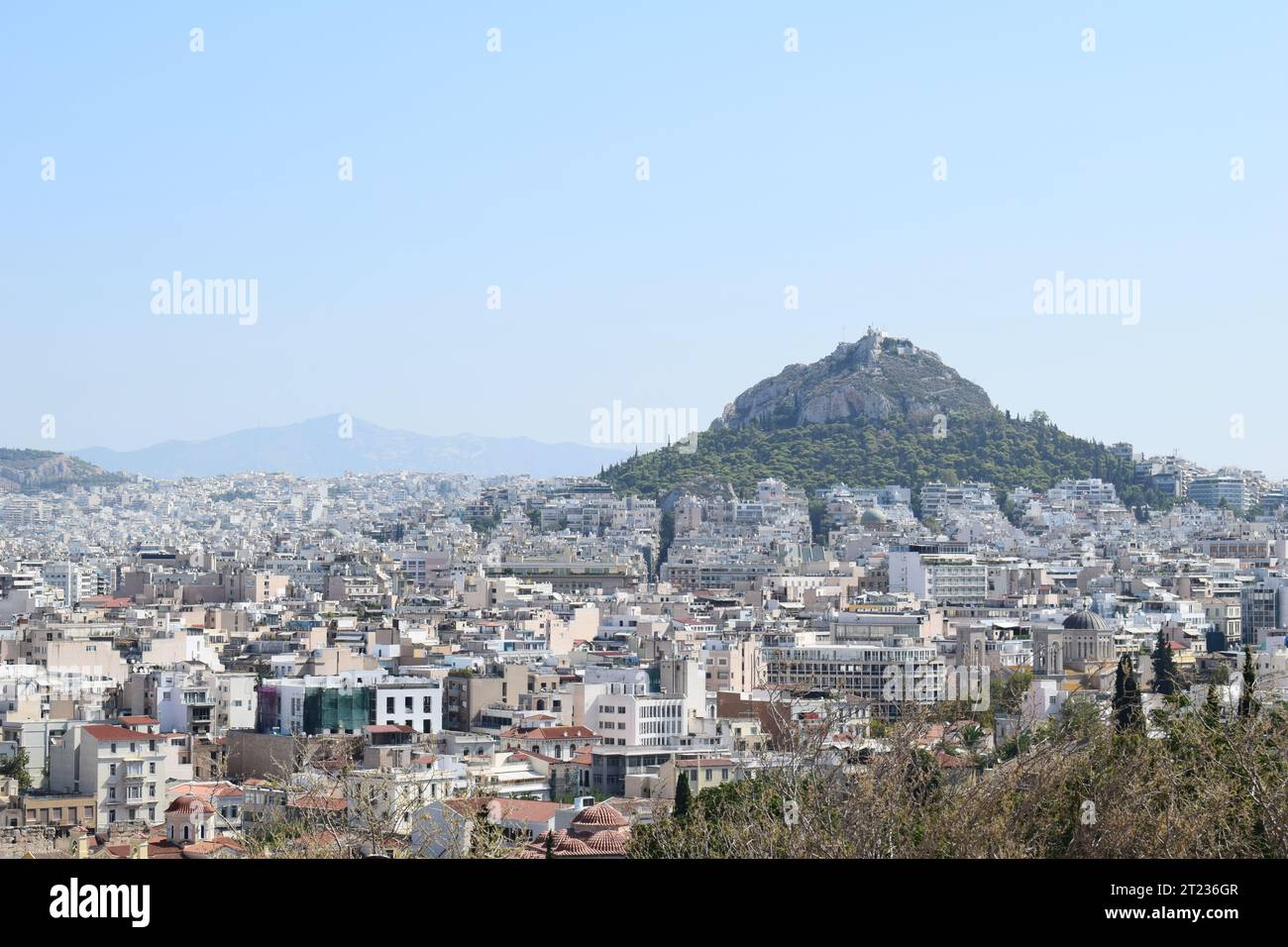Monte Lycabettus, una collina ad Atene, Grecia, a 300 metri (908 piedi) sopra il livello del mare. Foto Stock