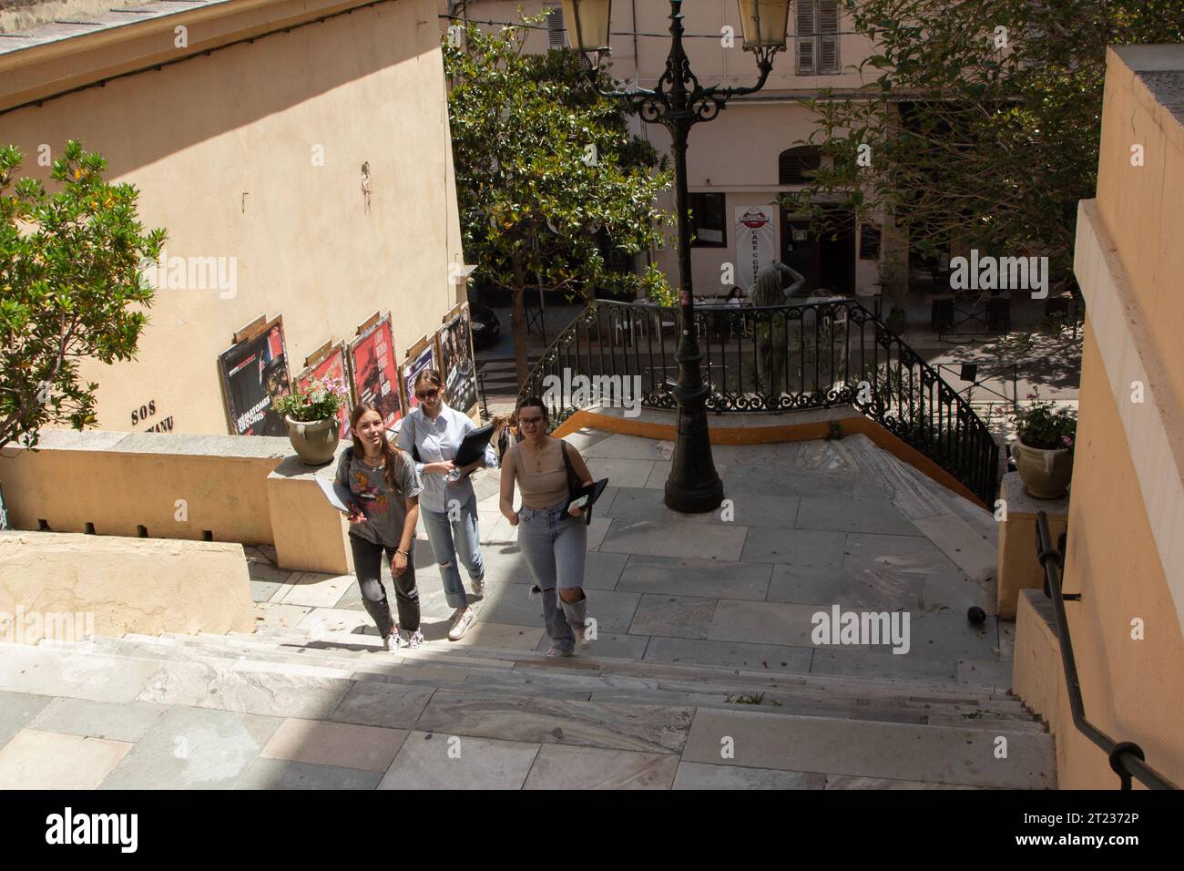 Tre studenti salgono la scalinata da rue Salvatore Viale al teatro comunale di Bastia, Corsica. Foto Stock