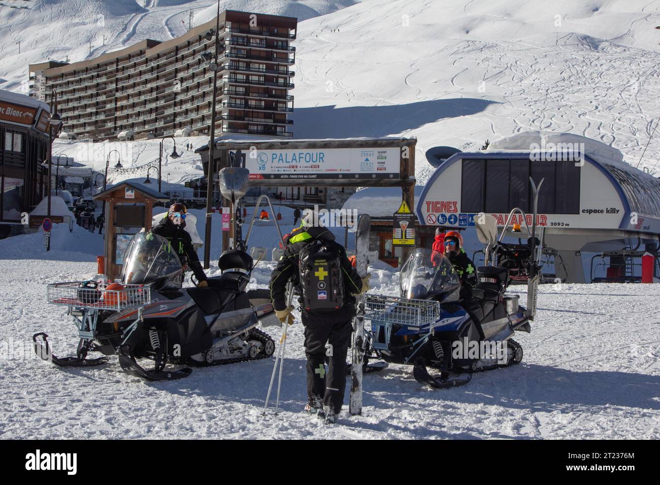 La pattuglia sciistica di Tignes, Francia, con le sue motoslitte altamente attrezzate. Foto Stock