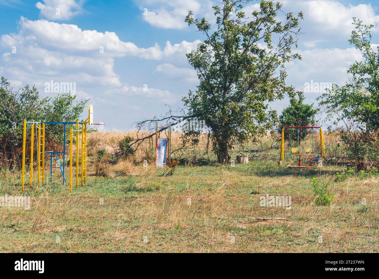 Campagna. Parco giochi vuoto danneggiato da bombardamenti. Guerra in Ucraina. Invasione russa dell'Ucraina. Distruzione delle infrastrutture. Terrore per i civili Foto Stock