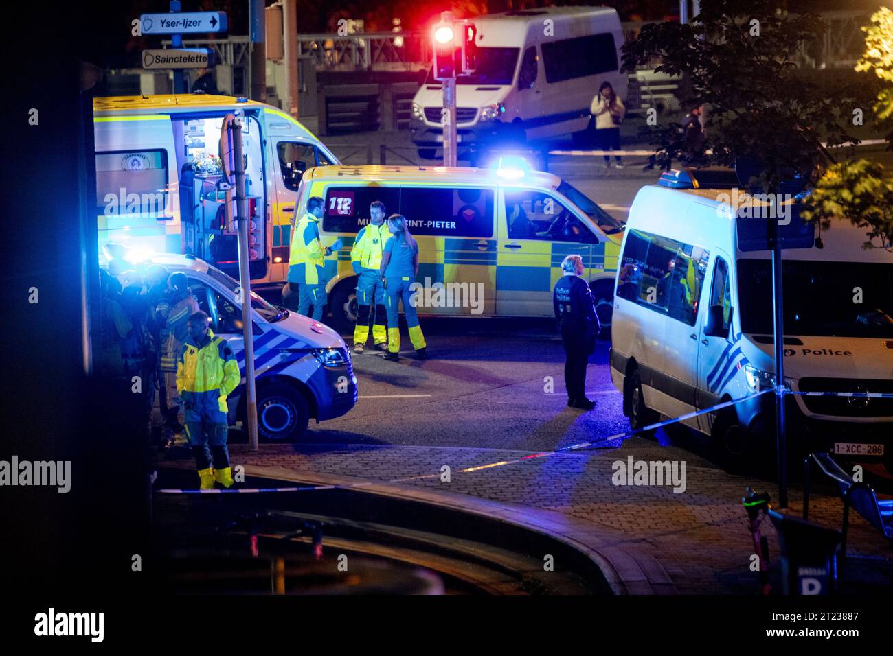 Bruxelles, Belgio. 16 ottobre 2023. L'immagine mostra la polizia e gli operatori sanitari di emergenza sul luogo di un incidente di sparatoria nel Ieperlaan - Boulevard d'Ypres, Bruxelles, lunedì 16 ottobre 2023. BELGA PHOTO HATIM KAGHAT Credit: Belga News Agency/Alamy Live News Foto Stock