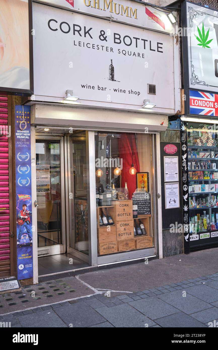 Cork and Bottle Wine Bar Leicester Square Londra Inghilterra Regno Unito Foto Stock