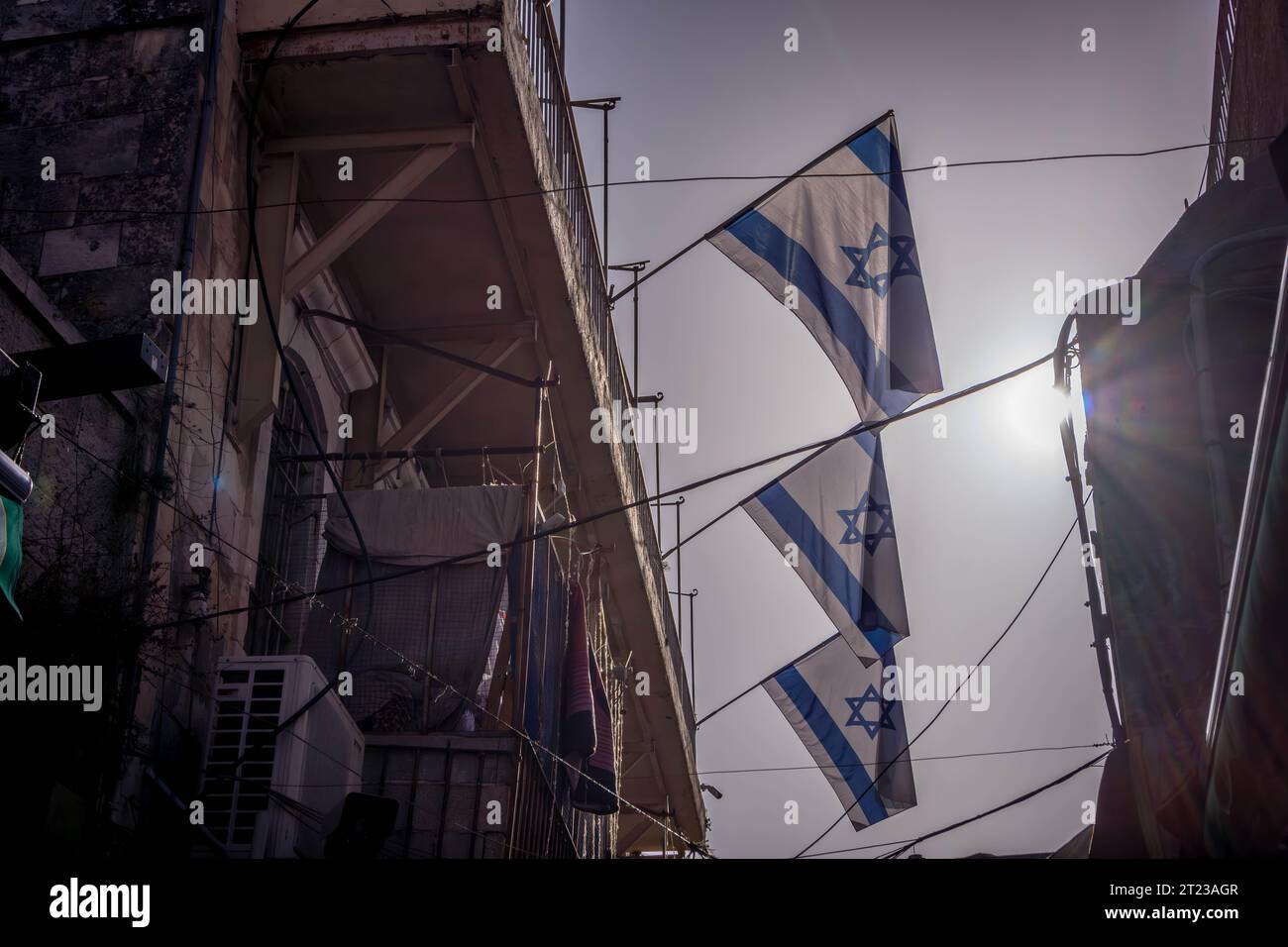 Le bandiere di Israele sono sulle strade della città vecchia di Gerusalemme durante la calda giornata. Foto Stock