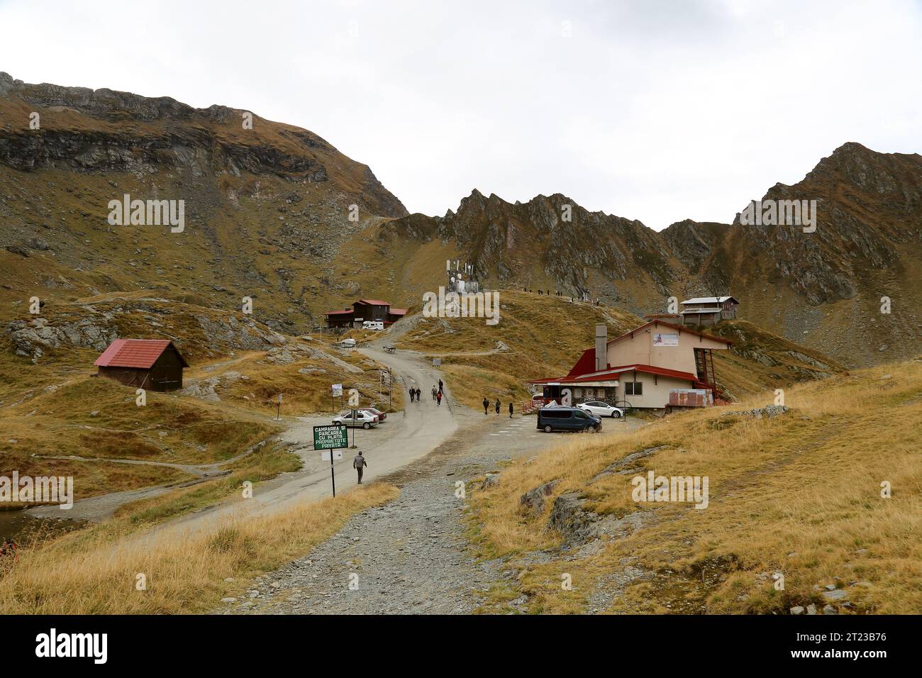 Stazione della funivia (a destra) sul lago Bâlea, autostrada Transfăgărăşan, contea di Sibiu, montagne Făgărăş, Carpazi meridionali, Transilvania, Romania, Europa Foto Stock