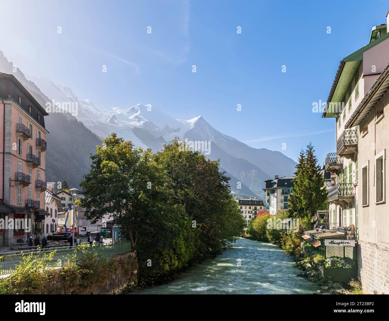 Il fiume Arve e il Monte bianco a Chamonix, alta Savoia, Francia Foto Stock