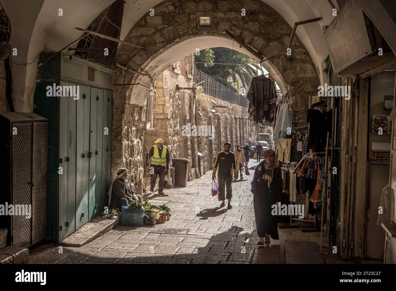 La popolazione locale e i piccoli negozi si trovano nelle strade del quartiere musulmano nella città vecchia di Gerusalemme, Israele. Foto Stock