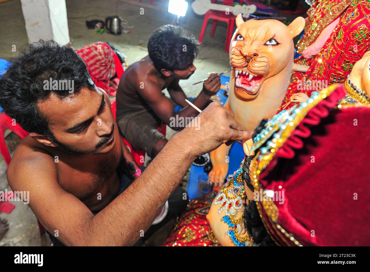 Sylhet, Bangladesh. 16 ottobre 2023 Sylhet, Bangladesh: SAGOR PAUL, a Promising Idol Artist is coloring on the sculpture of a Hindu Deity in preparazione del prossimo Durga Puja Festival 2023 a Sylhet, Bangladesh. Durga Puja è uno dei più grandi festival della religione indù del Bangladesh ed è celebrato anche nelle regioni del Bengala Occidentale, Odisha, Tripura, Assam e Bihar insieme al Bangladesh. Quest'anno, sarà celebrato da venerdì 20 ottobre 2023 fino a martedì 24 ottobre, 2023. crediti: ZUMA Press, Inc./Alamy Live News Foto Stock