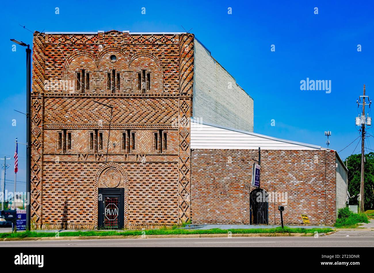 Un edificio storico con mattoni decorativi è raffigurato in Main Street, il 24 giugno 2023, a Moss Point, Mississippi. Foto Stock