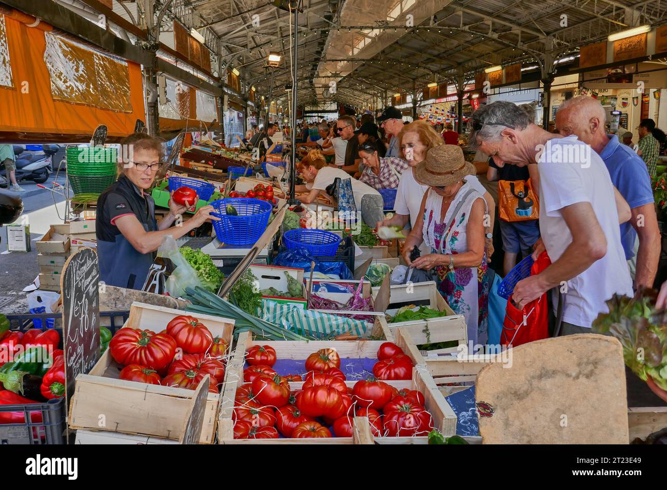 Vivace scenario del mercato con gli acquirenti che acquistano verdure fresche e prodotti vivaci ad Antibes, nel sud della Francia Foto Stock