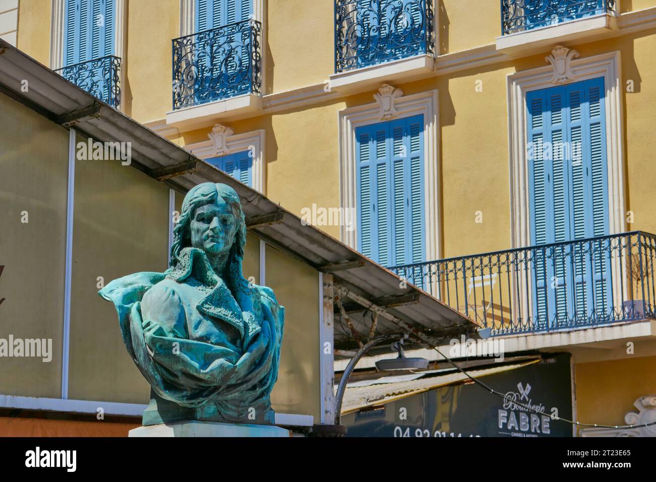 Il busto di Jean-Etienne Championnet fuori dalle Marche provenzali (mercato provenzale) ad Antibes, nel sud della Francia. Foto Stock
