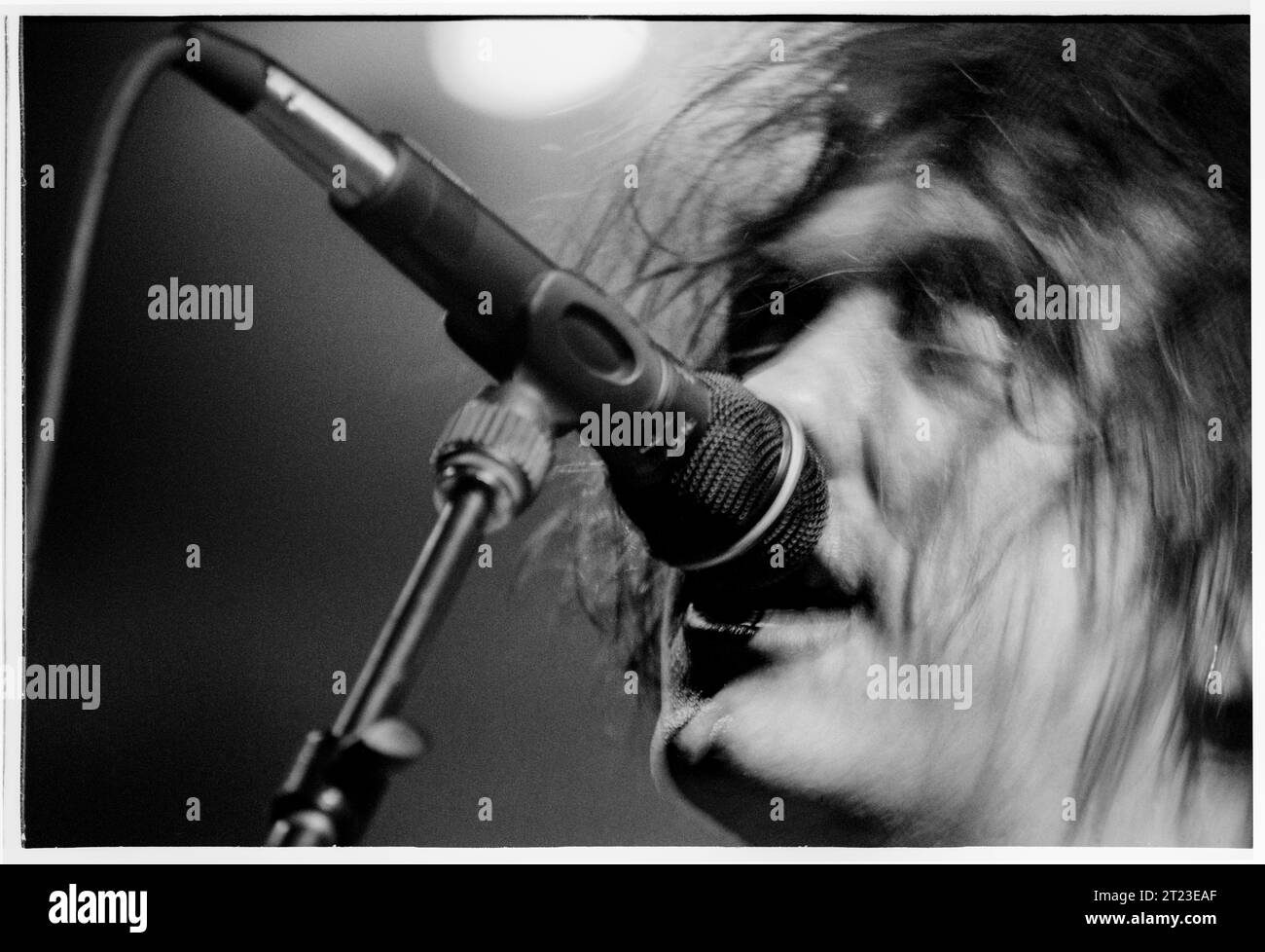 ROBERT SMITH, THE CURE, 1996: Robert Smith dei cure suonò dal vivo alla Cardiff International Arena CIA durante lo Swing Tour a Cardiff, Galles, Regno Unito il 9 dicembre 1996. La band era in tour con il loro album Wild Mood Swings. Foto: Rob Watkins Foto Stock