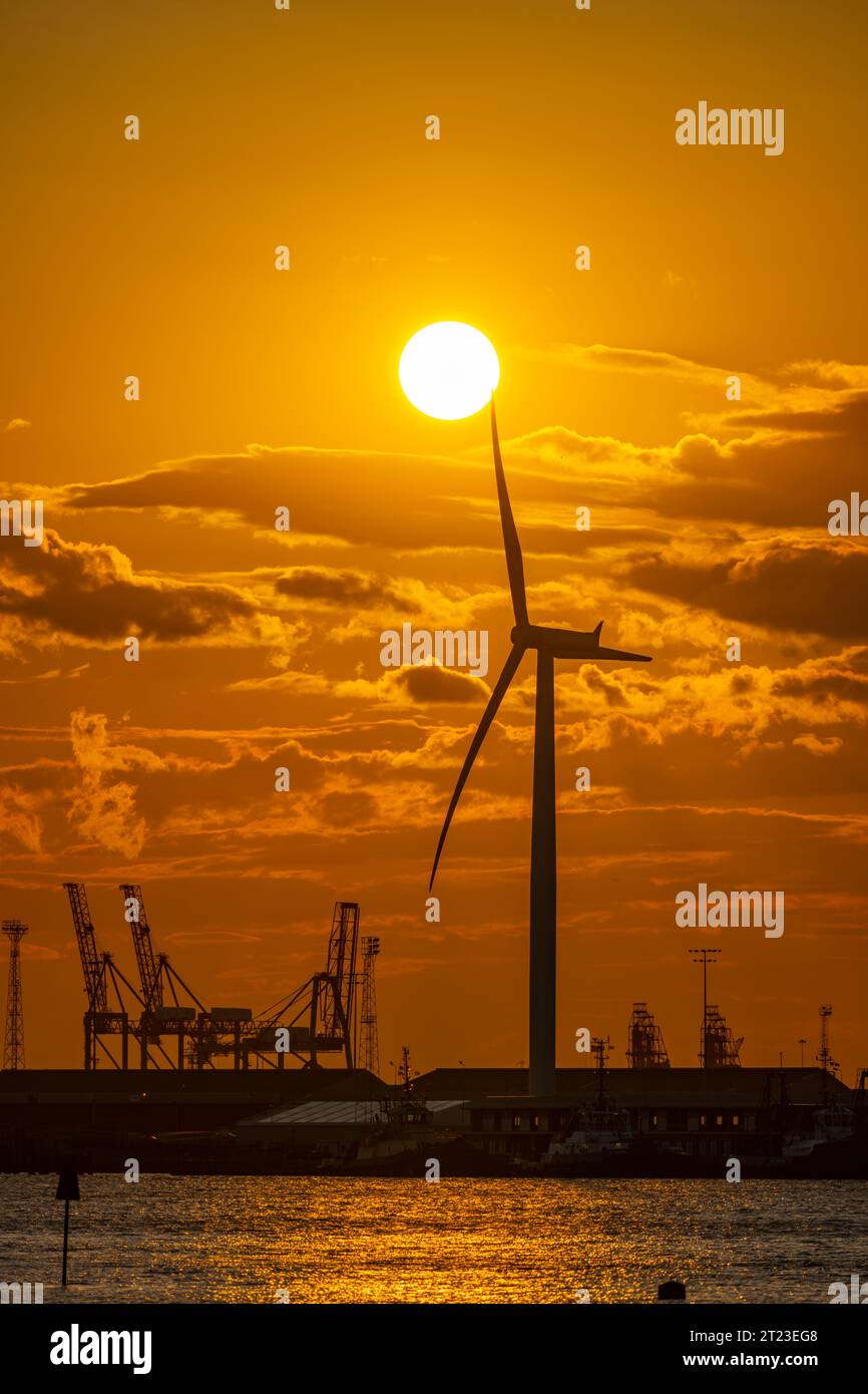 Tramonto dietro la turbina eolica al molo di Tilbury da Gravesend Kent Foto Stock