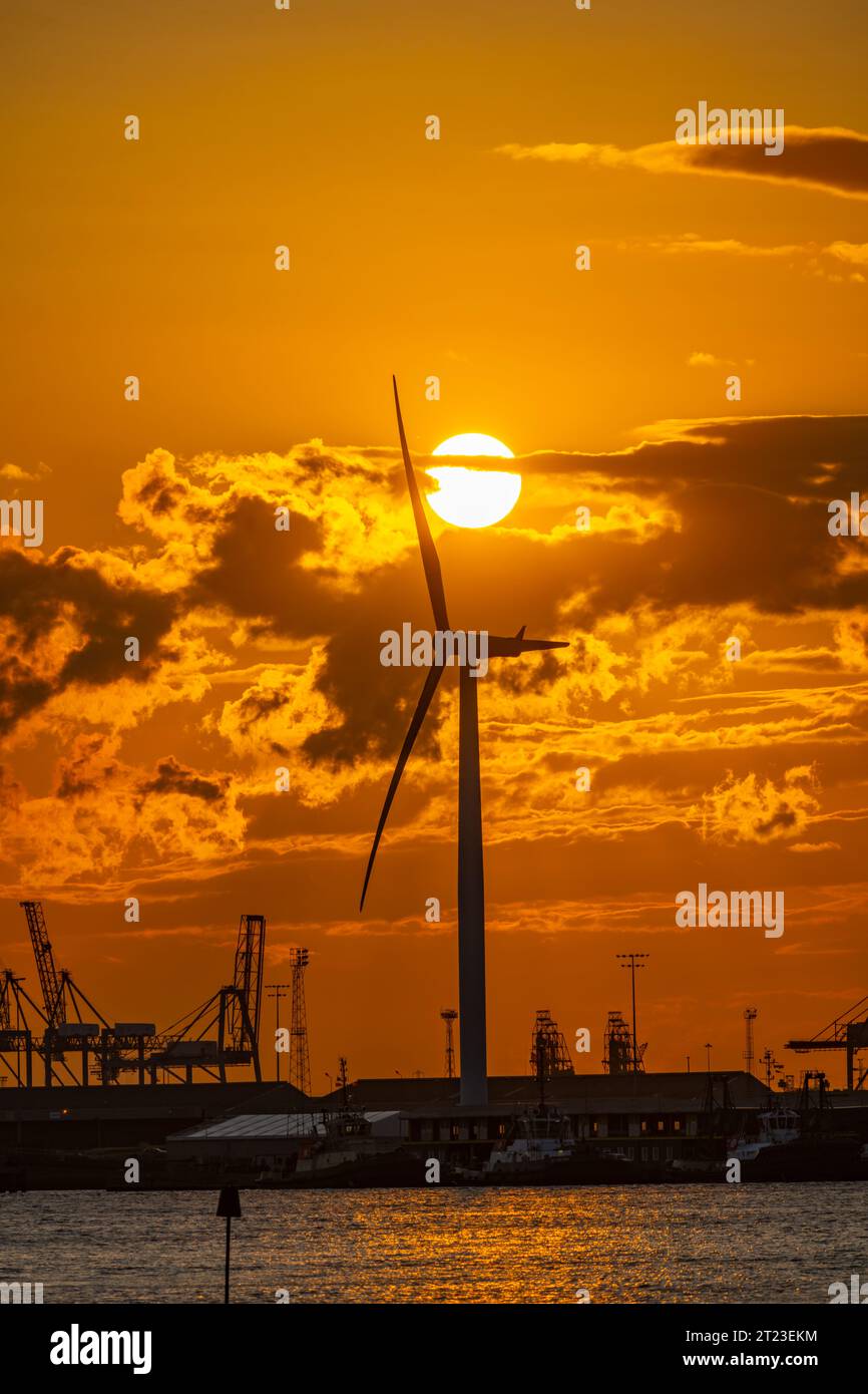 Tramonto dietro la turbina eolica al molo di Tilbury da Gravesend Kent Foto Stock