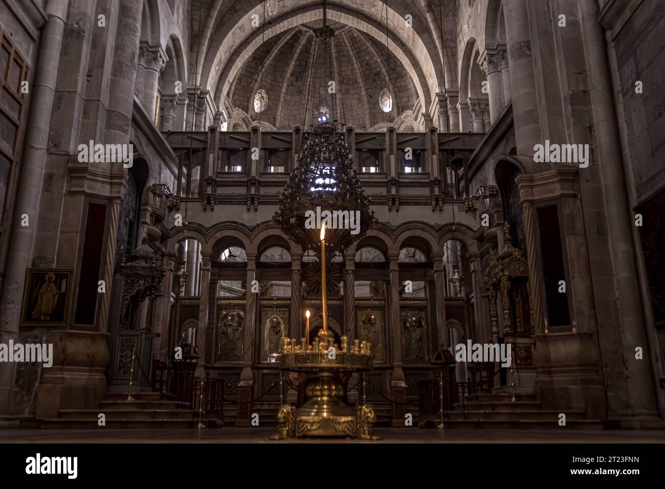 Le candele e l'iconostasi al cattolicesimo greco-ortodosso nella chiesa del Santo Sepolcro nella città Vecchia di Gerusalemme, Israele. Foto Stock