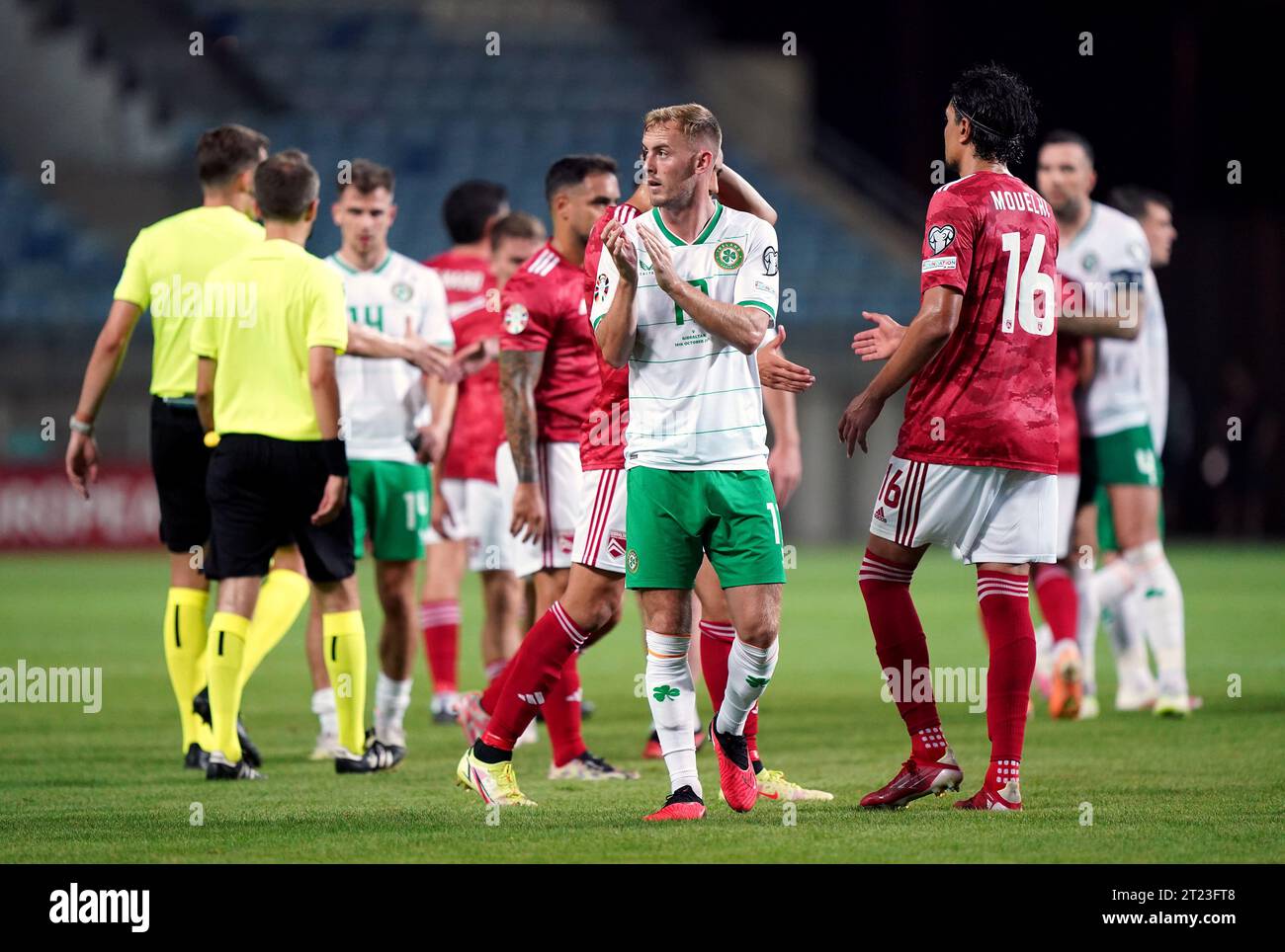 Mark Sykes, Repubblica d'Irlanda, applaude i tifosi dopo la partita del girone B di qualificazione a Euro 2024 all'Estadio Algarve, Almancil. Data immagine: Lunedì 16 ottobre 2023. Foto Stock