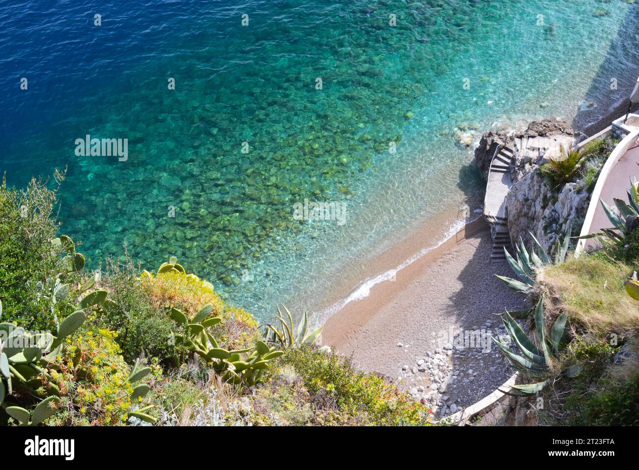Una bella piccola insenatura nascosta sul Mar Mediterraneo Foto Stock