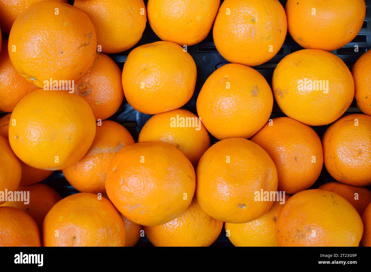 Ravvicinati le arance fresche al mercato Foto Stock