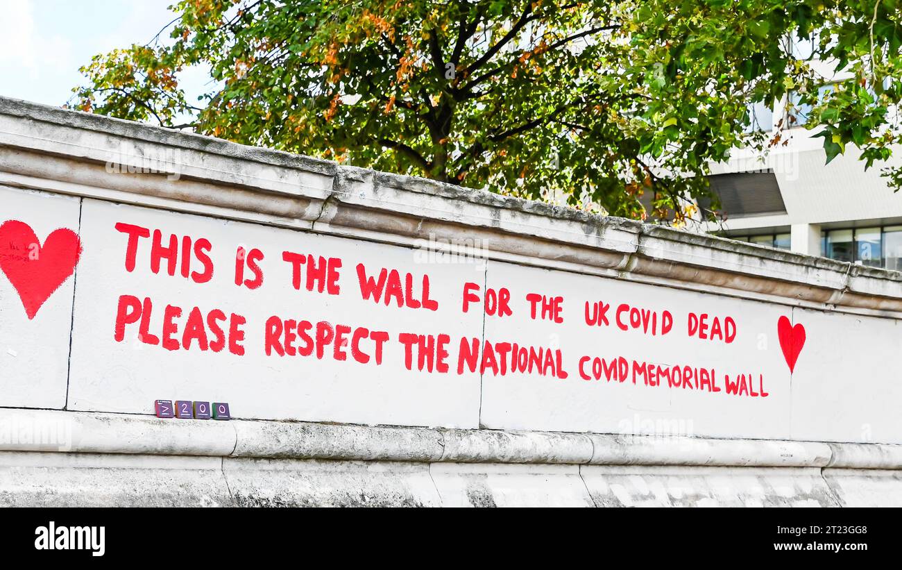 Il National Covid Memorial Wallis è coperto da migliaia di cuori disegnati a mano, in memoria di tutte le vite perse nel Regno Unito a causa del Covid-19 Pandem Foto Stock