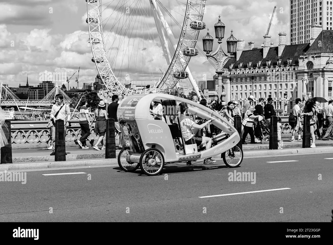 Persone non identificate su risciò ciclabili a Londra. I risciò ciclabili sono ampiamente utilizzati nelle principali città del mondo, assunti dai passeggeri Foto Stock