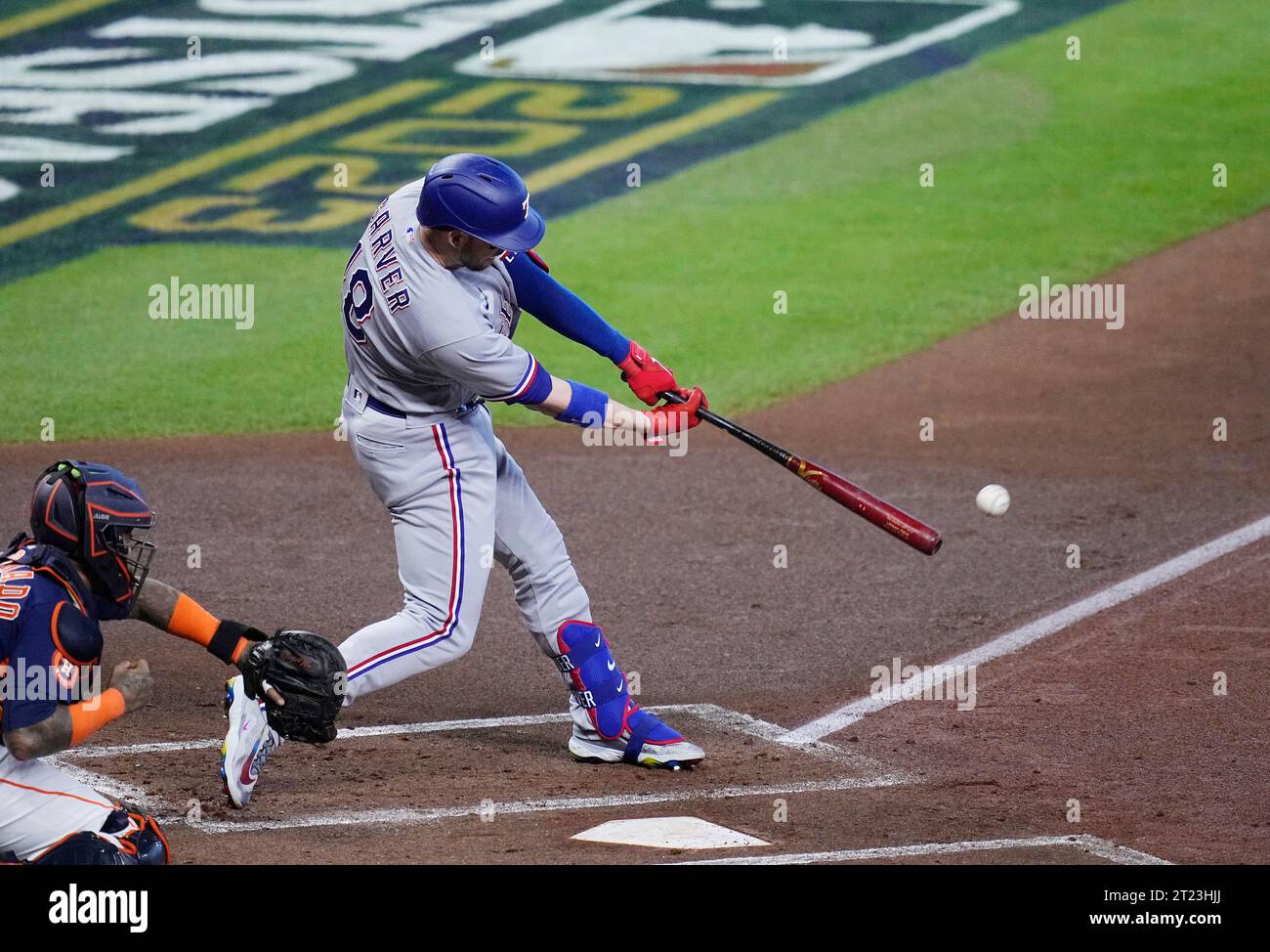 Houston, Stati Uniti. 16 ottobre 2023. Il Texas Ranger Mitch Garver batté un singolo rbi nel primo inning contro gli Houston Astros in gara 2 degli ALCS al Minute Maid Park di Houston lunedì 16 ottobre 2023. Foto di Kevin M. Cox/UPI Credit: UPI/Alamy Live News Foto Stock