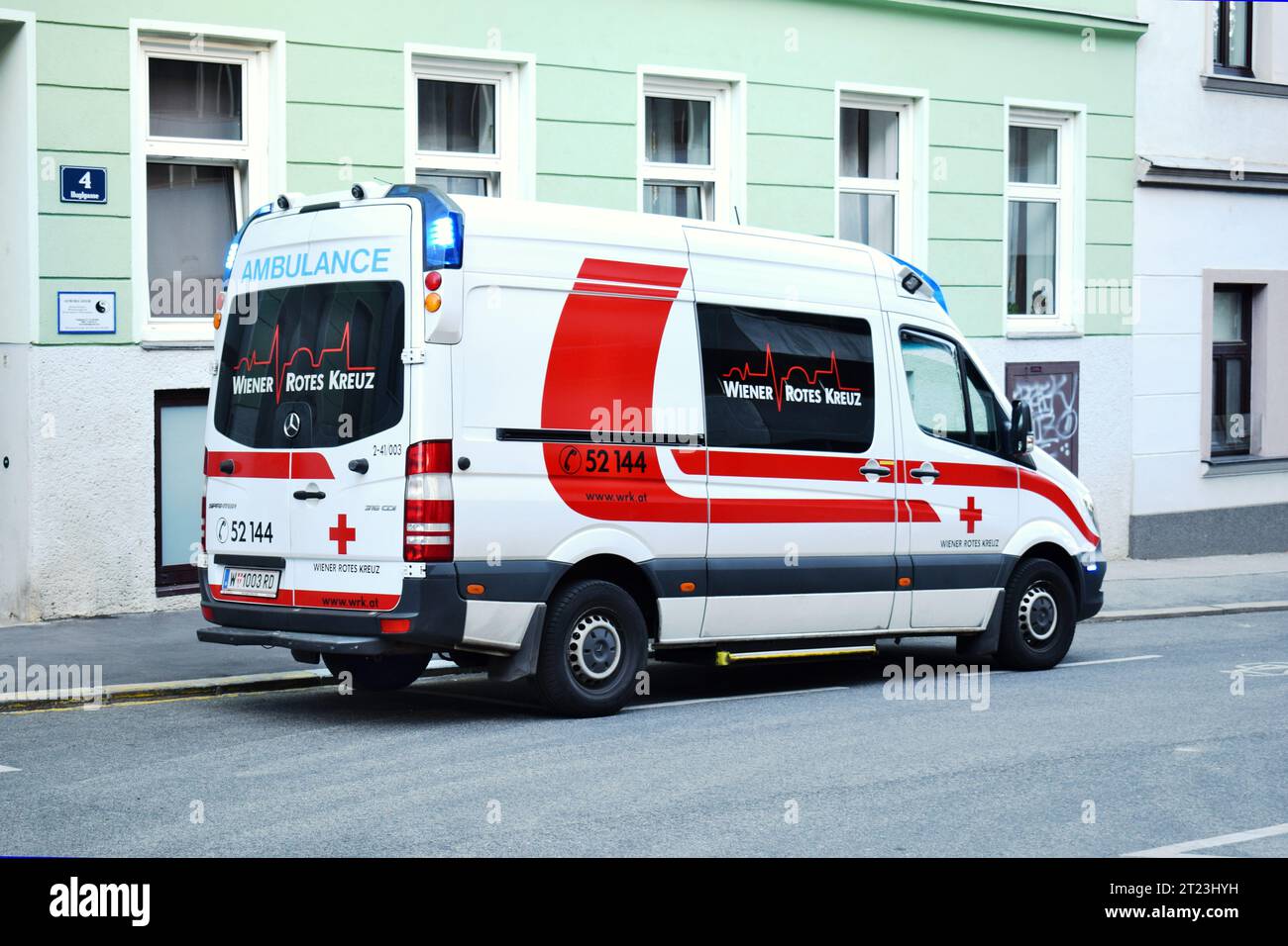 VIENNA, AUSTRIA - 15 AGOSTO 2018: Un'ambulanza della Croce Rossa a Vienna Foto Stock
